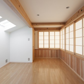 １１：２階寝室（親）　障子を開け放つと、吹き抜け越しに１階の居間を眺められる。