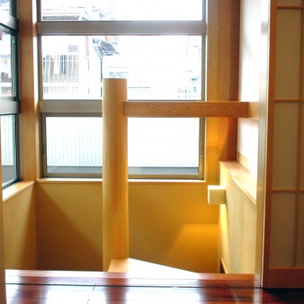４：階段　洞穴の様な玄関を抜け、階段を昇ると視線が抜ける。