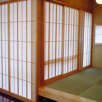 ７：食堂　食堂より小間、階段室を見る。 壁ではなく障子で緩やかに空間を仕切っている。