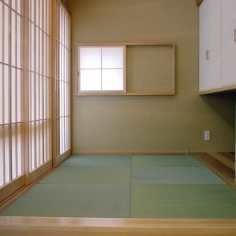 １０：小間　食堂の床から400㎜高い小間。畳下は収納スペース 壁は珪藻土塗り。畳は縁なし畳。